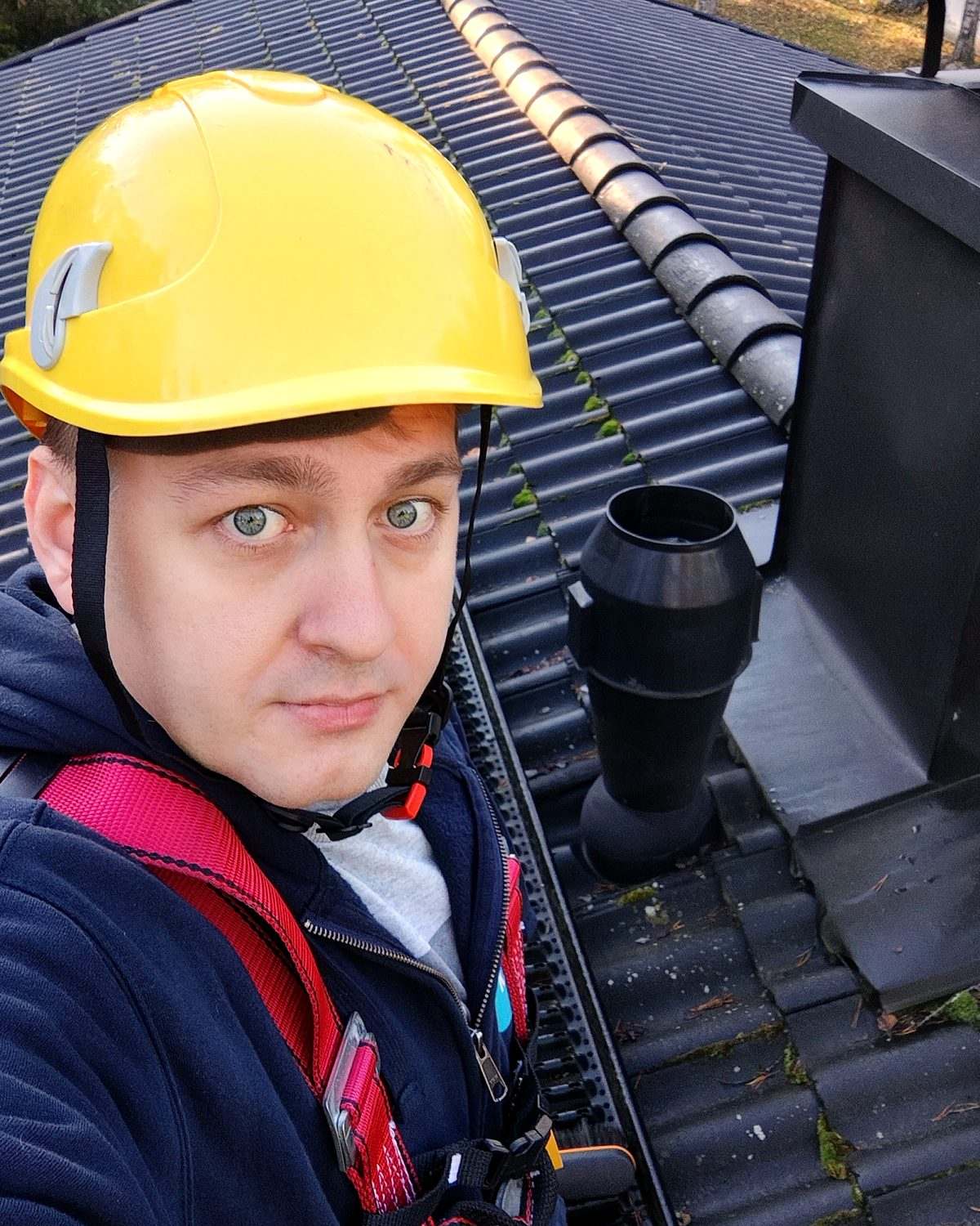 Henri Pesonen katolla kypärä ja turvavaljaat päällä